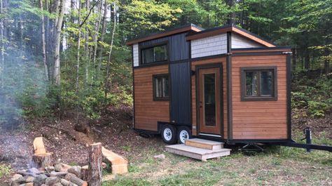 Mini 16ft Tiny #House with All the Comforts of #Home – Video Tour https://blogjob.com/tinyhouseblogs/2016/10/31/mini-16ft-tiny-house-with-all-the-comforts-of-home-video-tour/ 16ft Tiny House, Timy Houses, Tiny House Trailer Plans, Awesome Houses, Alternative Housing, Diy Tiny House, Cabin Tiny House, Prefab Cabins, Upstairs Loft