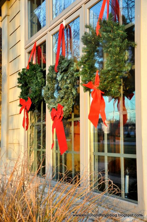 outdoor wreathes on windows Outside Xmas Decorations, Bright Christmas Decorations, Christmas Wreaths For Windows, Christmas Lights Wallpaper, Christmas Lights Outside, Diy Christmas Lights, Christmas House Lights, Christmas Window Decorations, Classy Christmas