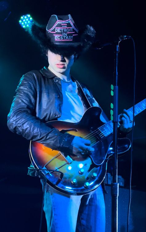 Inhaler Band Cowboy Hat, Elijah Hewson Cowboy Hat, Inhaler Cowboy Hat, Inhaler Concert, Eli Hewson, Rockstar Bf, Elijah Hewson, Concert Makeup, Face Study