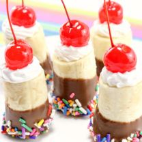 Easy Banana Cream Pie Bars Banana Split Bites, Banana Split Dessert, Easy Lunch Boxes, Fresh Meals, Family Fresh Meals, Incredible Recipes, Banana Split, Mini Desserts, Breakfast Casserole