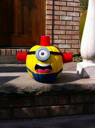 Bee doo bee doo pumpkin idea Minions Halloween Decorations, Minion Desserts, Minion Pumpkin Painting, Firefighter Pumpkin, Minion Pumpkins, Disney Pumpkin Painting, Pumpkin Spray, Minion Pumpkin, Happy Pumpkin Spice Season