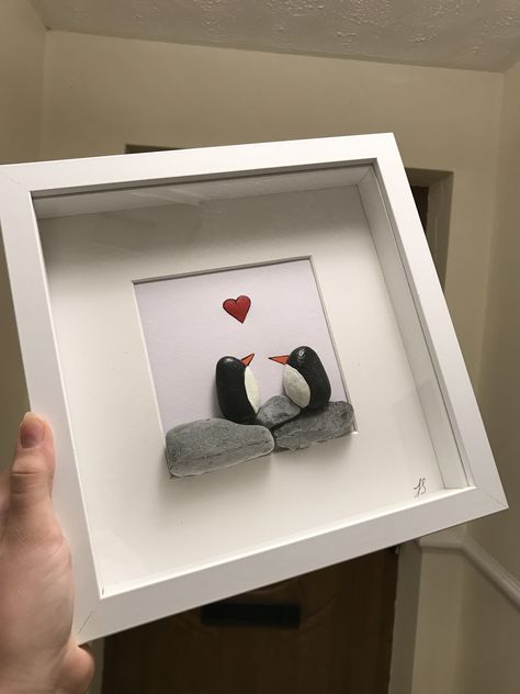 Pebble Art Penguins, Christmas Pebble Art Pictures, Penguin Pebble Art, Pebble Penguin, Modern Art Prints Artworks, Christmas Ideas Diy, Penguin Pebble, Pebble Ideas, Diy Christmas Ideas