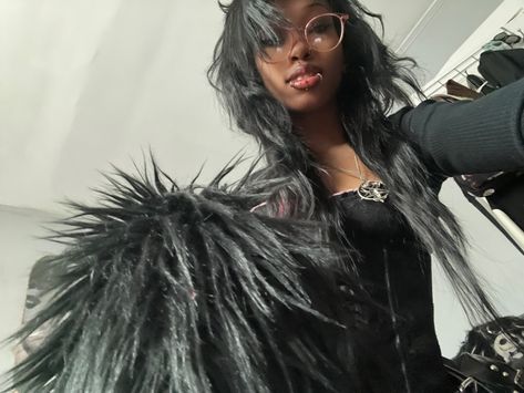 Emo Black Women, Black Gyaru Aesthetic, Y2k Emo Black Women, Scene Black Woman, Scene Queen Aesthetic, Pink And Black Scenecore, Black Emo Girl, Black Scene Girl, Emo Girl Hair