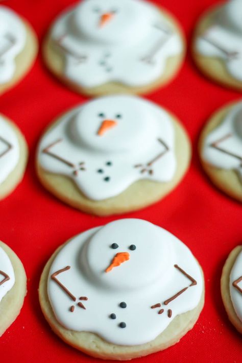 Melted Snowman Cookies, Chocolate Sugar Cookie Recipe, Chocolate Sugar Cookies, Snowman Cookies, Xmas Cookies, Christmas Sugar Cookies, Christmas Cookies Decorated, Mini Cookies, Christmas Cooking