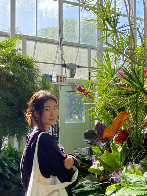 Greenhouse Instagram Pictures, Aesthetic Garden Pics, Plant Store Photoshoot, Botanic Garden Aesthetic, Plant Girl Aesthetic, Botanical Garden Photo Shoot, Photographie Inspo, Plant Aesthetic, Garden Pictures