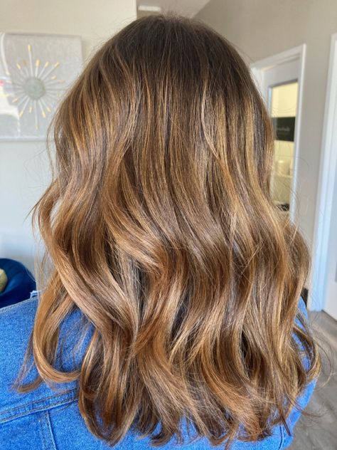 Medium Length Haircut Light Brown Hair, Light Carmel Brown Hair Color, Medium Brown Golden Hair, Light Brown Golden Balayage, Short Hair Golden Brown, Honey Brown Shoulder Length Hair, Medium Caramel Hair, Bronze Hair Color Honey, Honey Brown Balayage Medium Length