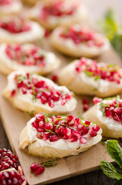 Pomegranate Goat Cheese, Fingerfood Baby, Cheese Crostini, Goat Cheese Crostini, Cranberry Salsa, New Year's Eve Appetizers, Fancy Appetizers, Cranberry Cream Cheese, Elegant Appetizers