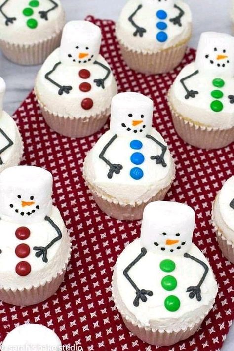 Christmas Desert Ideas, Christmas Cupcakes Recipes, Jul Mad, Melting Snowman, Snowman Cupcakes, Melting Snowmen, Christmas Cupcake, Cupcakes Decorados, Cupcake Recipe