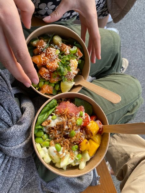 Lunch With Friends Aesthetic, Poke Bowl Meal Prep, Bowl Meal Prep, Sushi Lunch, With Friends Aesthetic, Healthy Lunch Snacks, Poke Bowls, Prep Bowls, Lunch Bowl