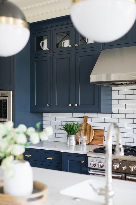 Blue Navy Kitchen with small white subway tile and brass hardware all sources on Home Bunch Blue Navy Kitchen Blue Navy Kitchen Blue Navy Kitchen #BlueNavyKitchen #bluekitchen Dark Blue Cabinets, Large Kitchen Cabinets, Navy Kitchen Cabinets, Navy Kitchen, Cabinets Design, Blue Kitchen Cabinets, Popular Kitchens, New Kitchen Cabinets, Blue Cabinets