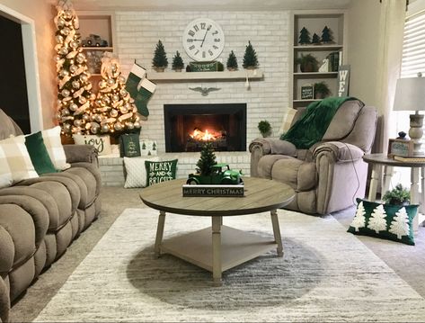 Green Christmas Decor ideas Green Christmas Decor Ideas, Green Christmas Decor, Lounge Ideas, Christmas Decorations Living Room, Christmas Living Rooms, Christmas Decor Ideas, Christmas 2024, Green Christmas, Cozy Christmas