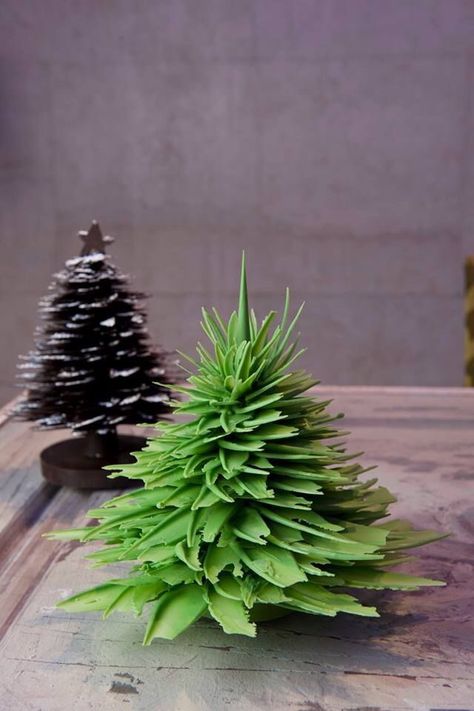 Trees for gingerbread houses. Chocolate Molds Recipe, Fancy Donuts, Chocolate Showpiece, Holiday Desserts Christmas, Yummy Christmas Treats, Christmas Pastries, Chocolate Tree, Chocolate Sculptures, Chocolate Work