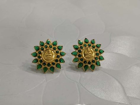 Lakshmi Devi Studs Gold, Ear Tops, Lakshmi Devi, Gold Temple Jewellery, Gold Pearl Jewelry, Gold Jewelry Outfits, New Gold Jewellery Designs, Purple Saree, Ganesh Photo