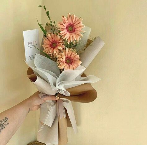 Gerbera Daisy Bouquet, Flowers Feed, Gerbera Bouquet, Love Bouquet, Ribbon Flowers Bouquet, Carnation Bouquet, Flower Boquet, Diy Bouquet Wrap, Boquette Flowers