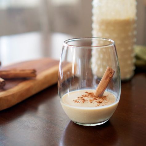 Traditional Christmas Drinks, Puerto Rican Coquito, Coconut Eggnog, Coquito Recipe, Traditional Christmas Food, Alcohol Free Cocktails, Coconut Drink, Puerto Rico Food, Healthy Cocktails