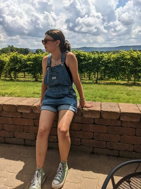 Outfits Jardineras Jeans, Jumper Outfit Denim Short, Aesthetic Vineyard, Shorts Overalls Outfit, Denim Jumper Outfit, Short Overalls Outfit, Farmer Overalls, Picture References, Jean Short Outfits