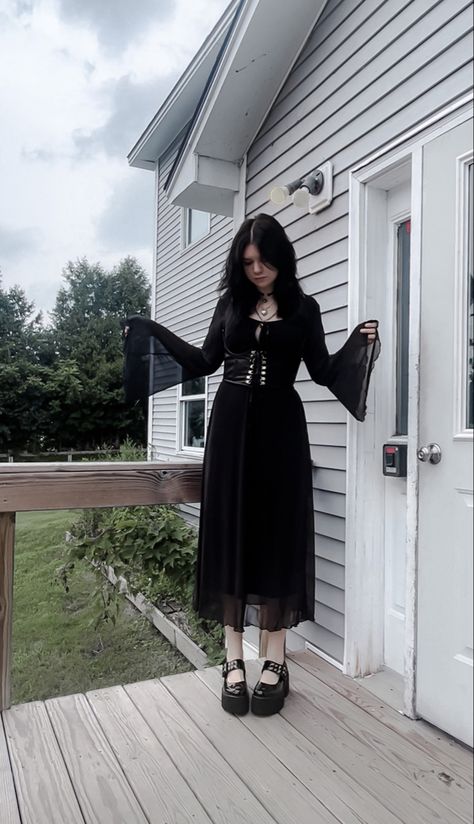 Goth Long Skirt Outfit, Goth Outfits Skirts, Southern Gothic Outfits, Gothic Fits, Long Black Dress Outfit, Witch Aesthetic Outfit, Fem Outfits, Outfit Wishlist, Goth Outfit Ideas