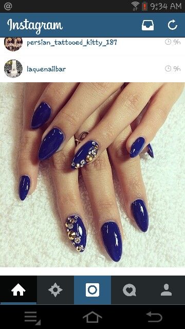 Love! Dark blue stiletto nails and jewel accent Nails Design Stiletto, Blue Stiletto Nails, Ideas For Nails, Ring Finger Nails, Pretty Manicures, Nails Dark, Silver Glitter Nails, Sassy Nails, New Nail Designs