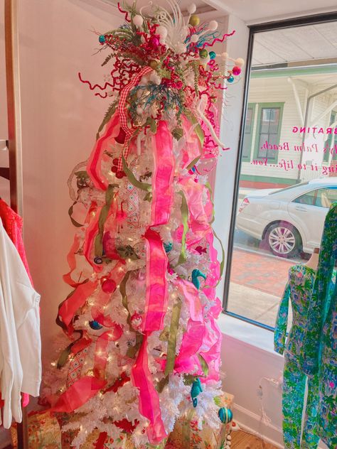 Christmas Tree Ideas Preppy, Preppy Christmas Tree Ideas, Lilly Pulitzer Christmas Tree, Preppy Christmas Tree, Aesthetic Pink Christmas, Tree Lily, Tree Themes, Preppy Christmas, Christmas Tree Star