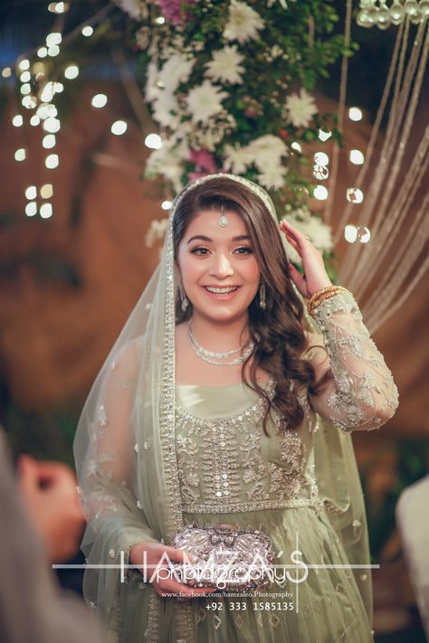 Nikah Look Pakistani, Nikah Dress Pakistani, Dresses Pakistani Wedding, Nikah Bride, Nikkah Photography, Engagement Looks, Nikah Ceremony, Wedding Dresses Pakistani, Dresses Pakistani