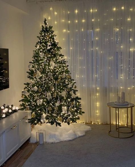 Koti Diy, Christmas Decorations Apartment, Cozy Christmas Decor, Christmas Apartment, Creative Christmas Trees, Christmas Decor Inspiration, Christmas Themes Decorations, Cosy Christmas, Christmas Tree Inspiration