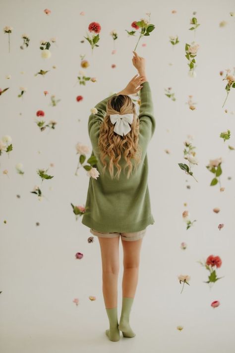 Spring Background Photoshoot, Flowers Hanging Photoshoot, Hanging Floral Photoshoot, Spring Mini Session Ideas Studio, Hanging Flowers Photoshoot, Flower Backdrop Photoshoot, Photoshoot Flowers Studio, Flower Studio Photoshoot, Spring Studio Photoshoot