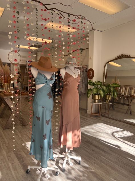 Boutique Lighting Ideas Clothing Stores, Retail Backdrop Ideas, Maniquine Display Boutique, Boutique Door Design, Small Boutique Window Display, Small Boutique Layout Ideas, Mannequin Display Boutique, Diy Boutique Display, Boutique Fitting Room