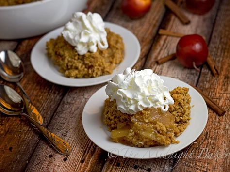 3-Ingredient Apple Oatmeal Crisp | bakeatmidnite.com | #oatmealcookiemix #fruitcrisp #applepiefilling #desserts Apple Oatmeal Crisp, Oatmeal Apple, Oatmeal Crisp, Apple Desserts Easy, Apple Cinnamon Rolls, Apple Recipes Easy, Apple Oatmeal, Crisp Apple, Baked Apples