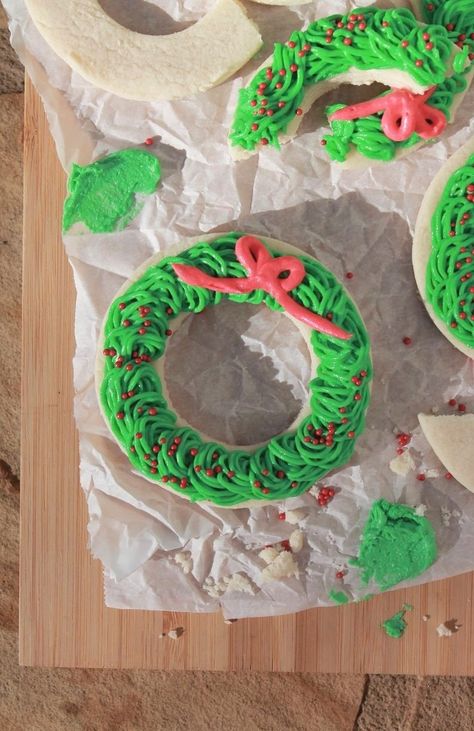 Quick & Easy Delicious Dessert Recipes Wreath Sugar Cookies, Christmas Cookie Box, Cookies Holiday, Christmas Fudge, Christmas Recipes Easy, Best Cinnamon Rolls, Measuring Ingredients, Christmas Sprinkles, Double Chocolate Cookies