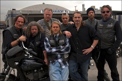 The crew Jax Teller sons of anarchy SOA season 1 good times Sons Of Anarchy Cast, Anarchy Quotes, Kim Coates, Sons Of Anarchy Motorcycles, Sons Of Anarchy Samcro, Wally West, Jax Teller, John Watson, Jesse Pinkman