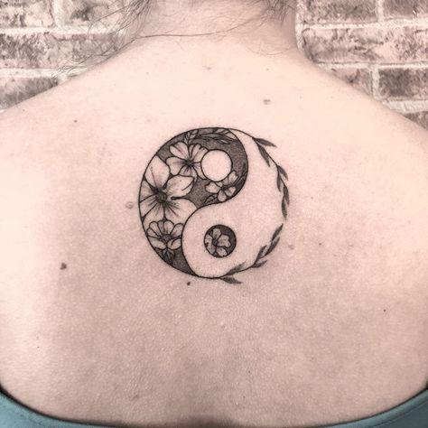 Tatuagem yin yang: 70 fotos para te ajudar na escolha da tattoo nova Yin Yang Turtle Tattoo, Ying Yang Tattoo Flower, Feminine Yin Yang Tattoo, Flower Ying Yang Tattoo, Unique Ying Yang Tattoo, Swag Tattoo, Yin Yang Tattoo, Ying Yang Tattoo, Tatuagem Masculina Pequena