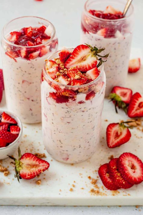 Healthy Strawberry Cheesecake Overnight Oats (with Protein) Healthy Strawberry Cheesecake, Overnight Oats With Protein, Strawberry Cheesecake Overnight Oats, Sugar Free Strawberry Cheesecake, Cheesecake Overnight Oats, Strawberry Gluten Free, Easy Strawberry Cheesecake, Best Overnight Oats Recipe, Peanut Butter Overnight Oats