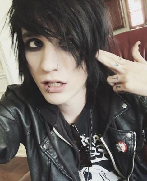 Outfits Goth, Hot Emo Guy, Emo Boyfriend, Emo Men, Punk Looks, Alt Style, Johnnie Guilbert, Online Quiz