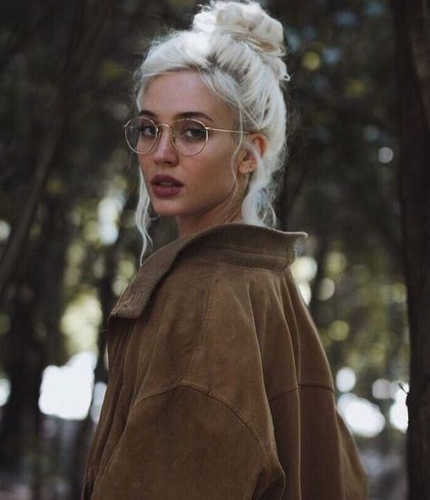 Carolina Porqueddu, Instagram Portrait, Female Character Inspiration, Fashion Eye Glasses, Cute Glasses, Wearing Glasses, Bleached Hair, Girls With Glasses, Grunge Hair