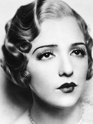 20's lips: Sharp cupid's bow, lips do not extend horizontally to full extent of natural lip. 20s Makeup, Cabelo Pin Up, Maquillage Goth, Get Long Eyelashes, Bebe Daniels, Marcel Waves, 1920s Makeup, 1930s Hair, Istoria Modei