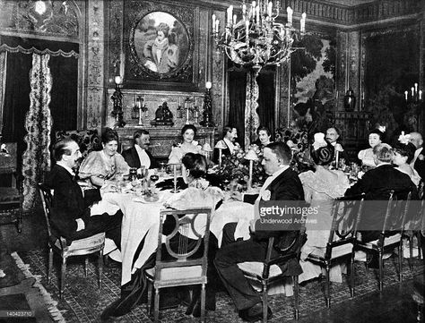 Gilded Age NYC Society, dining at Delmonico's - New York City, c.1890. A favored restaurant of the "400". ~~ {cwl} ~~ (Getty Images) Mega Yachts, Women's History, Gilded Age, History Museum, Grand Hotel, Belle Epoque, Yachts, Old Photos, Vintage Photos