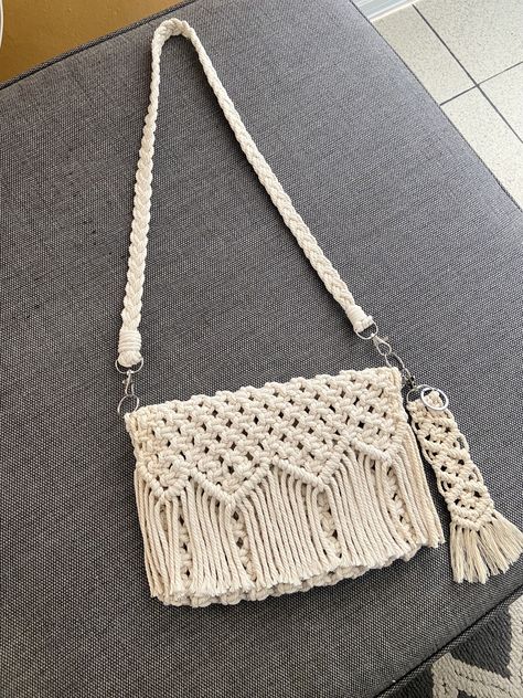 Macrame Sling Bag, Diy Macrame Earrings, Macrame Bags, Boho Crafts Diy, Diy Crochet Bag, Sac Diy, Macrame Purse, Handmade Handbag, Macrame Dress