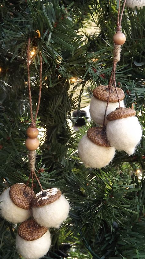 Felt Acorns How To Make, Diy Yule Ball Decorations, Needle Felt Acorns, Needle Felting Acorns, Acorn Needle Felting, Acorn Christmas Ornaments Diy, Needle Felted Fall Decor, Felt Acorns Diy, Acorn Ornaments Diy