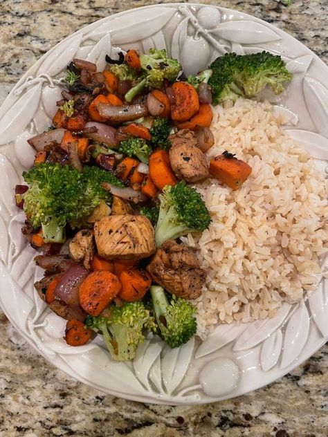 Chicken Carrots, Broccoli Stir Fry, Brown Rice, Stir Fry, Broccoli, Carrots, Rice, Meat, Chicken