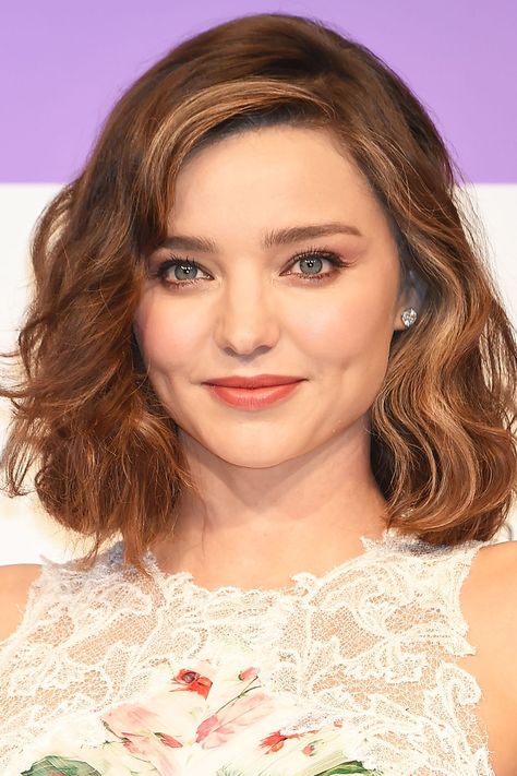 25 Best Hairstyles For Round Faces in 2019 - Easy Haircut Ideas for Round Face Shape Hair For Round Face Shape, Short Hair Cuts For Round Faces, Flattering Hairstyles, Easy Hair Cuts, Face Shape Hairstyles, Hair Color Light Brown, Heart Face, Round Face Shape, Natural Hair Styles Easy