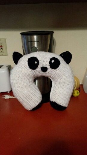 Panda neck rest. Yarn Patterns, Pillow Crochet, Accessories Crochet, Neck Pillow, Travel Pillow, Amigurumi, Yarn, Embroidery, Pillows