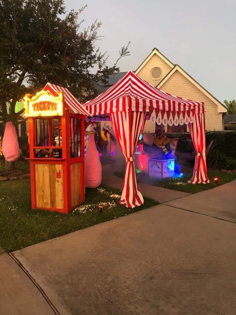 Circus Outdoor Decorations, Carnival Big Top Diy, Halloween Carnival Outdoor Decor, Clown Yard Decorations, Clown Themed Halloween Decor, Freakshow Halloween Decorations, Handing Out Candy Halloween, Carnival Theme Halloween Decorations, Scary Circus Halloween Decorations Diy