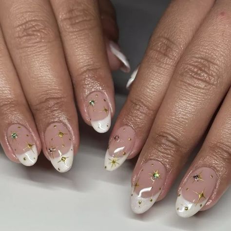 20 Chrome Star Nail Ideas for an Out of This World Mani Star Nail Ideas, Winter Nails Chrome, Chrome Star Nails, Brat Nails, Monochromatic Nails, Celestial Nails, Chrome Star, Chrome Manicure, Star Nail Designs