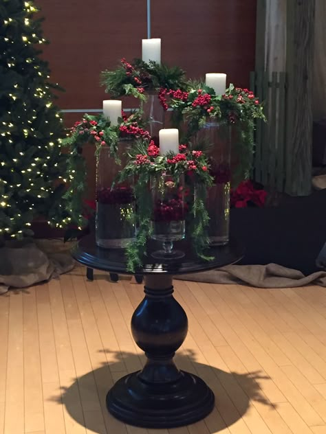 Advent wreath Advent Wreath Ideas, Advent Church Decorations, Christmas Stage Design, Advent Wreaths, Advent Candle, Christmas Advent Wreath, Church Christmas Decorations, Church Altar Decorations, Christmas Stage