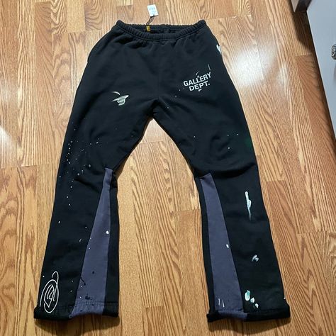 Flared Sweatpants Paint Splattered Brand New Gallery Dept Sweats, Gallery Dept Sweatpants, Yeezy Clothing, Yellow Sweatpants, Grey Pants Men, Flared Sweatpants, Calm Fits, Camo Jogger Pants, Yeezy Outfit