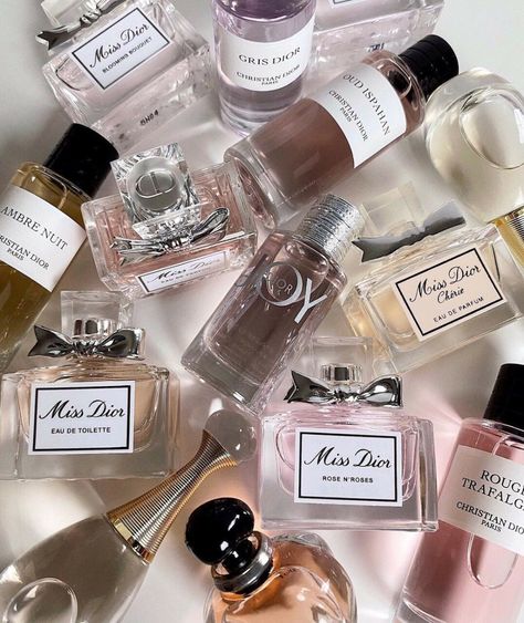 Dior Fragrance Aesthetic, Aesthetic Perfume Pictures, Perfume Aesthetic Wallpaper, Perfumes Aesthetic, Parfum Aesthetic, Perfume Aesthetic, Christian Dior Perfume, Dior Fragrance, Miss Dior Blooming Bouquet