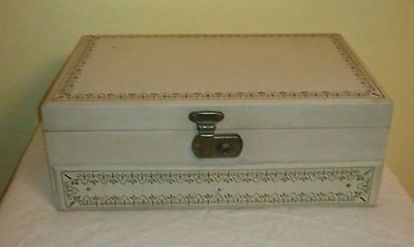 I need ideas to update an ugly,  stained vinyl jewelry box. Cheap Outdoor Cushions, Upcycle Jewelry Box, Wooden Box Crafts, Box Makeover, Jewelry Box Makeover, Mirror Makeover, Jewerly Boxes, Jewelry Box Diy, Jewellery Box Making