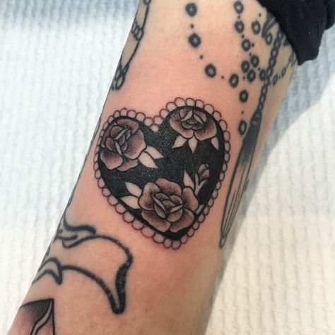 black heart and rose tattoo with pearl border Unique Heart Tattoos, Border Tattoo, Tatuaje Cover Up, Traditional Heart Tattoos, Black Heart Tattoos, Pearl Tattoo, Mujeres Tattoo, Luck Tattoo