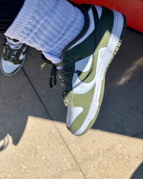 Nike Dunk Low Olive, Nike Dunk Low Medium Olive, Olive Green Outfit, Nike Dunk Lows, Dunk Lows, Low Dunks, Baskets Nike, Future Outfit, Shoe Inspo