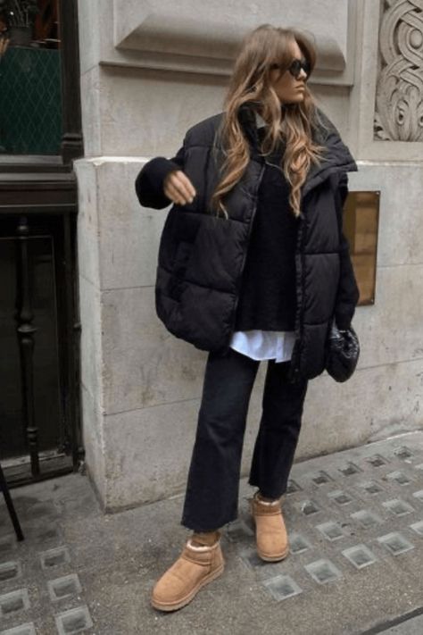 UGG : Comment les porter dans des looks stylés - Conseils & idées de tenues stylées en 2021 Slippers Outfit, Skandinavian Fashion, Uggs Outfit, Cold Outfits, Looks Black, Mode Inspo, Winter Fits, Sporty Chic, Autumn Outfit